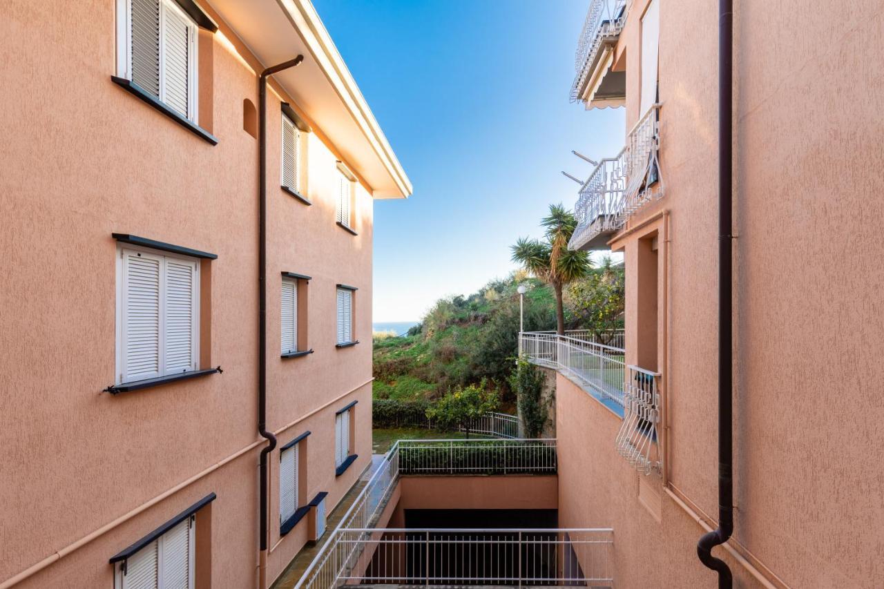 086 - Sunshine Home, 5 Minuti Dalla Spiaggia - Parcheggio Privato Gratis Incluso Ospedaletti Exteriör bild